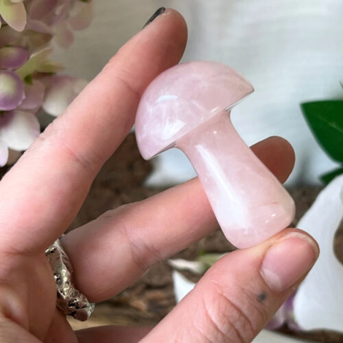 Rozenkwarts edelsteen massage paddenstoel van circa 5 cm in dehand, in zachtroze kleur