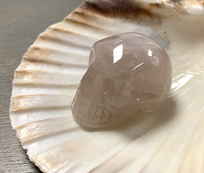 Rozekwarts edelsteen schedel