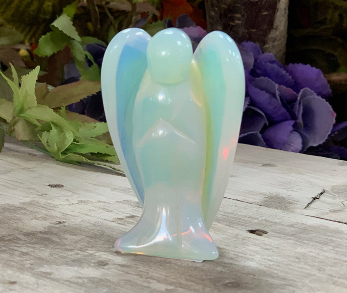 Opaliet staande engel