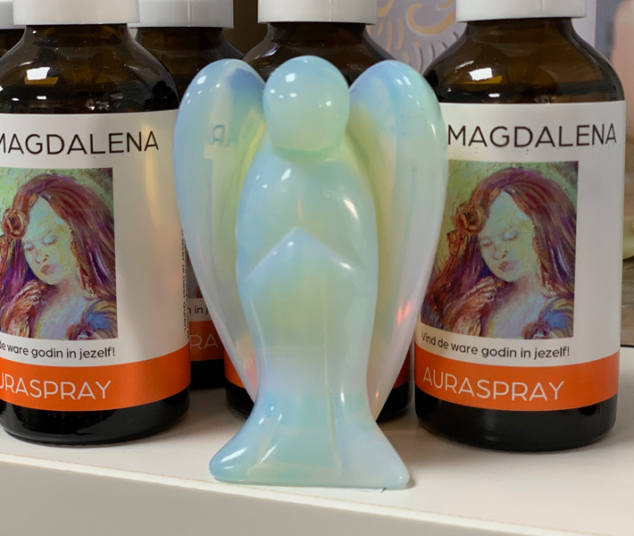 Opaliet staande engel