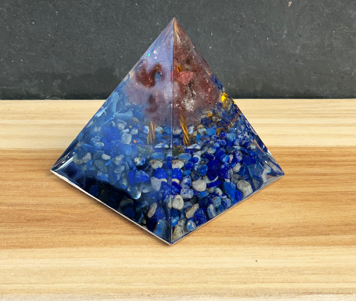 Orgonite piramide blauw