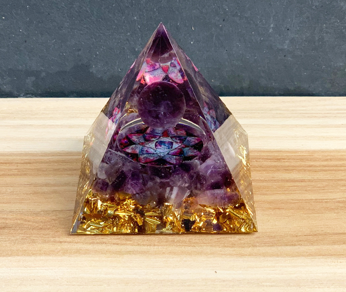 Orgonite piramide paars/ goud VERKOCHT