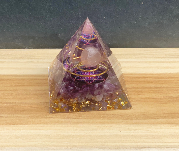 Orgonite piramide roze/paars VERKOCHT