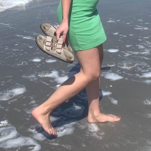 Afbeelding van blote voeten in de branding
