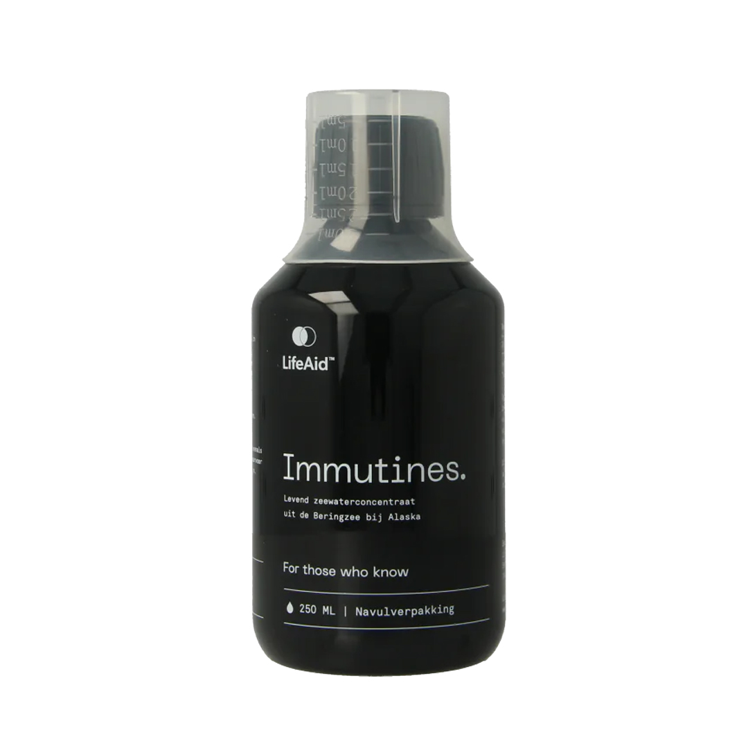 Fles LifeAid Immutines grootverpakking 250 ml met doseerdop, marien plasma uit de Beringzee rijk aan natuurlijke mineralen en spoorelementen.