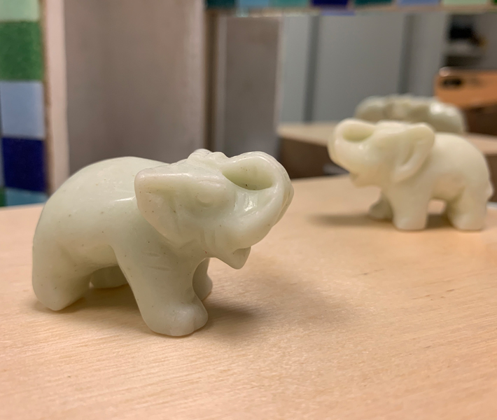 Edelsteendier olifant jade (licht)