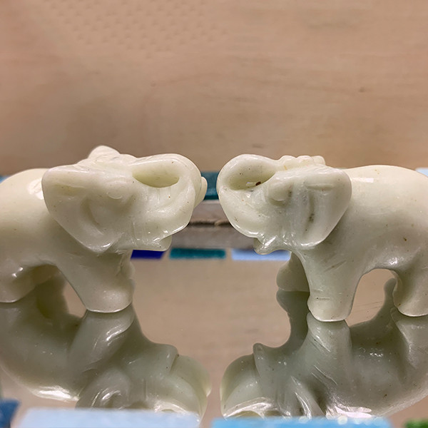 Edelsteendier olifant jade (licht)