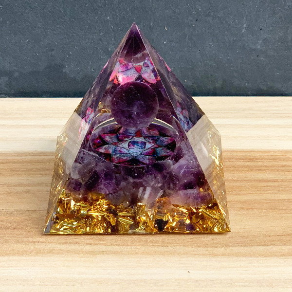 Orgonite piramide paars/ goud VERKOCHT