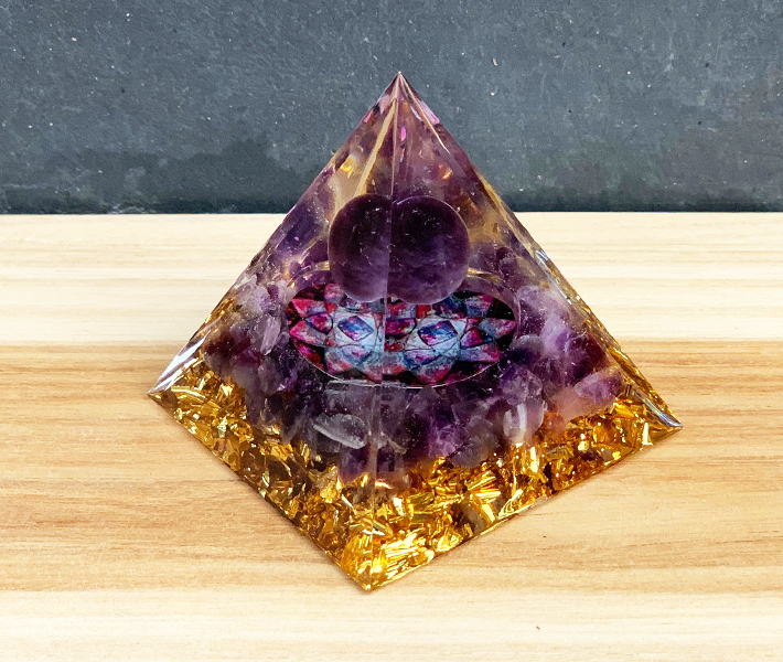 Orgonite piramide paars/ goud VERKOCHT