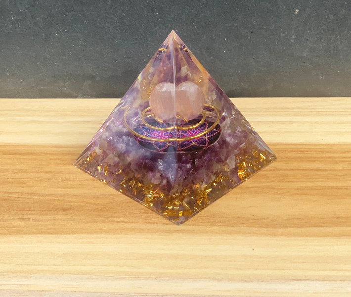 Orgonite piramide roze/paars VERKOCHT
